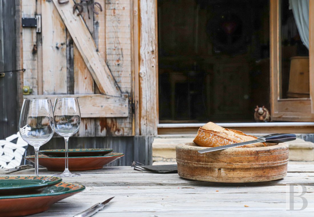 En Haute-Savoie, non loin de Morzine, une grange chalet traditionnelle en plein alpage - photo  n°39